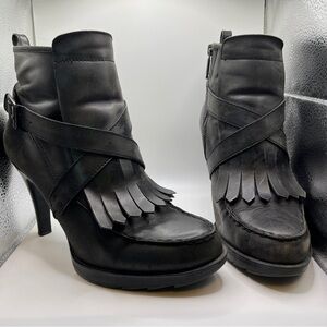 B. Makowsky Bower Leather Ankle Boots